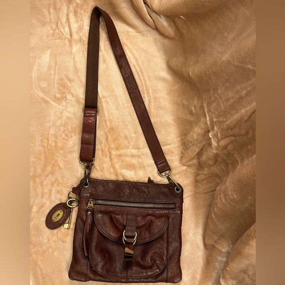 👜 Pre- Loved Vintage Brown Leather Fossil Messenger style purse - Picture 3 of 14
